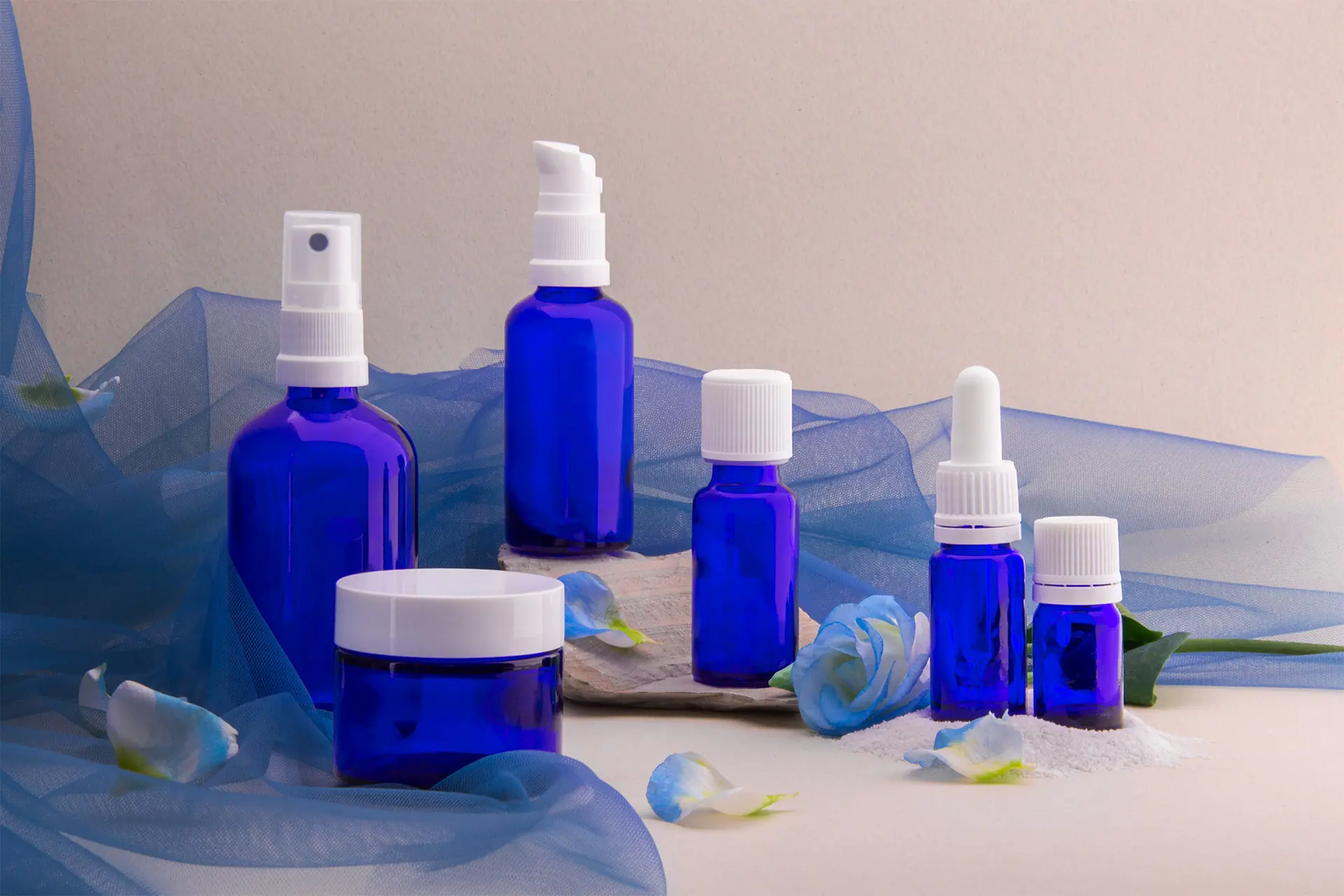 Linea flaconi in vetro dropper blu per prodotti cosmetici, cosmeceutici, erboristici e nutraceutici. Dropper amber and dropper blue, the cosmetics glass bottle lines.