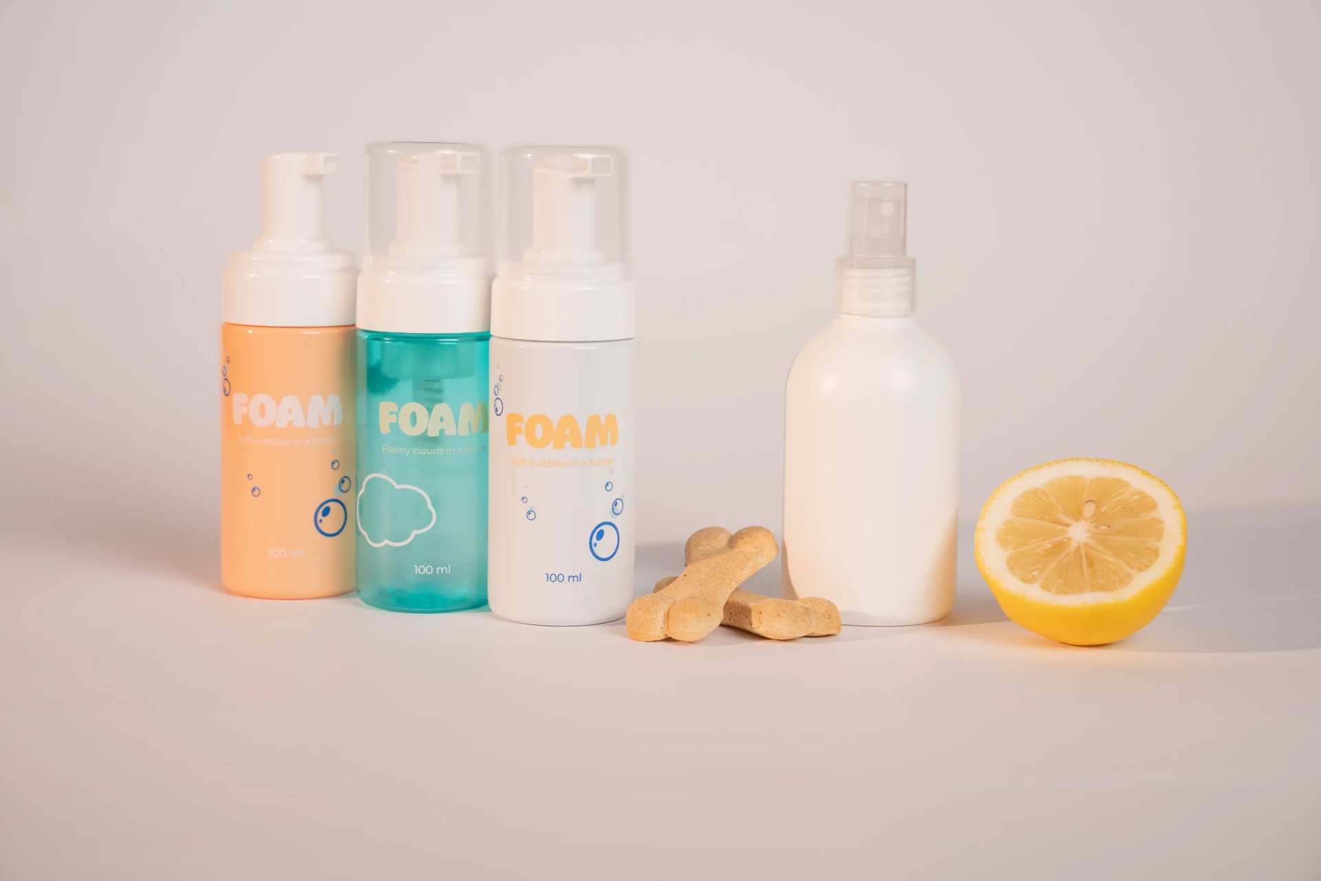 Erogatori di schiuma e flacone spray per la detergenza degli animali, con biscotti a forma di osso e mezzo limone