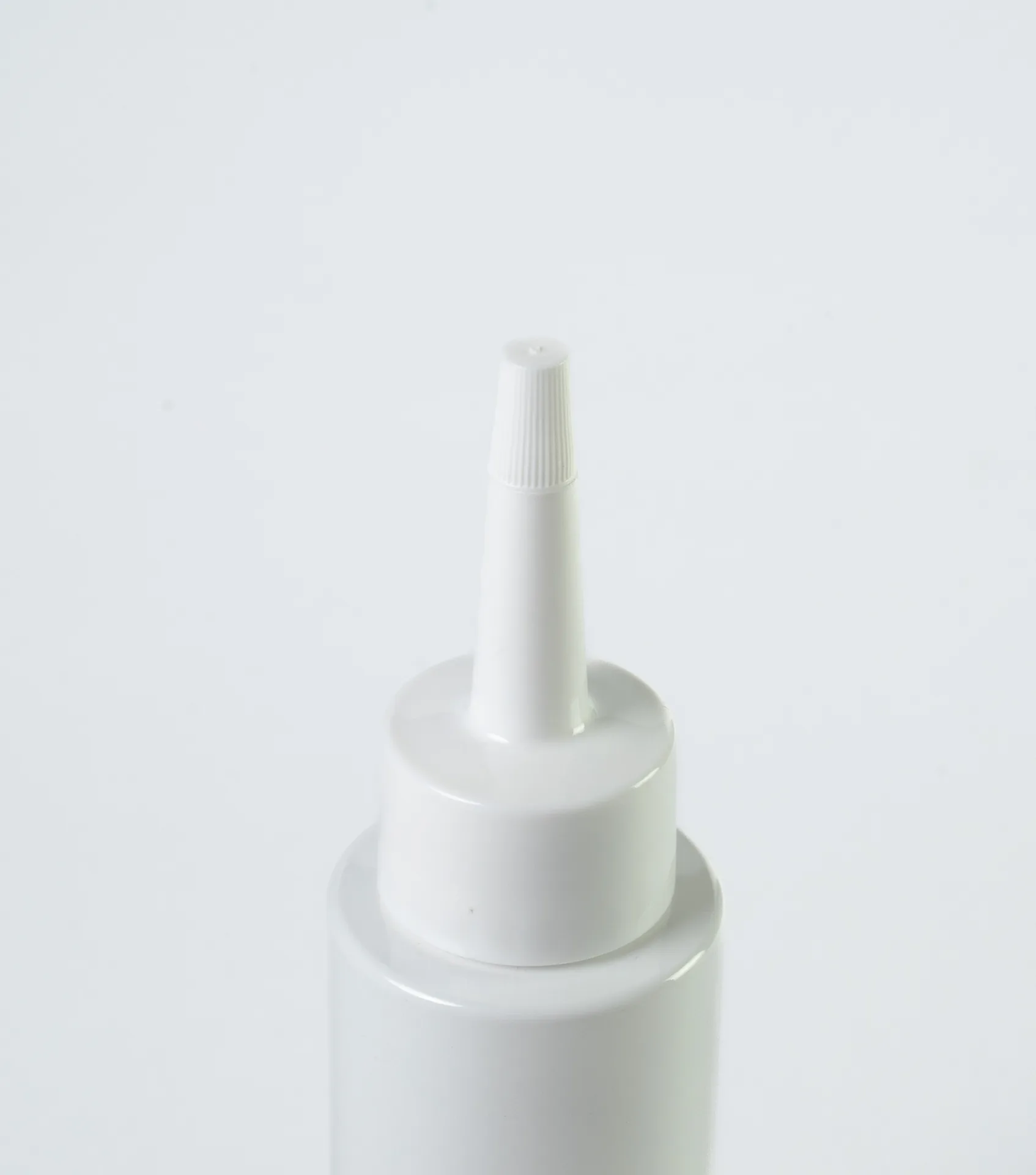 Flacone bianco con applicatore a beccuccio lungo