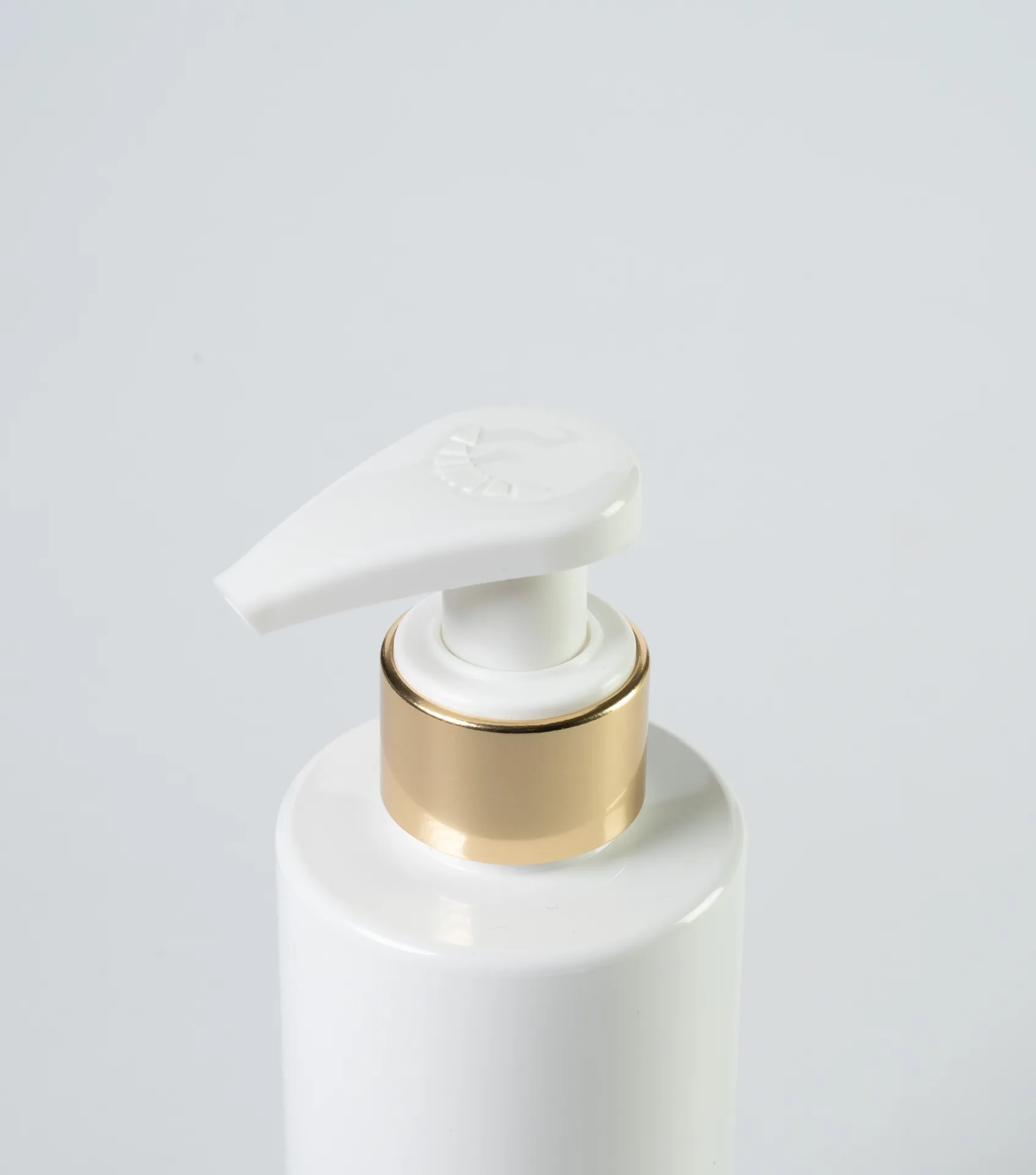 Dispenser a pompa montato su un flacone bianco
