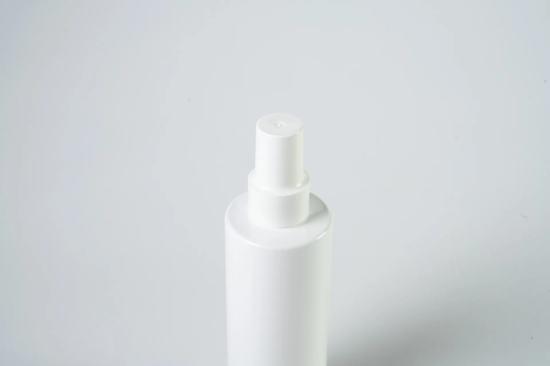 Flacone in plastica con dispenser a pompa bianco