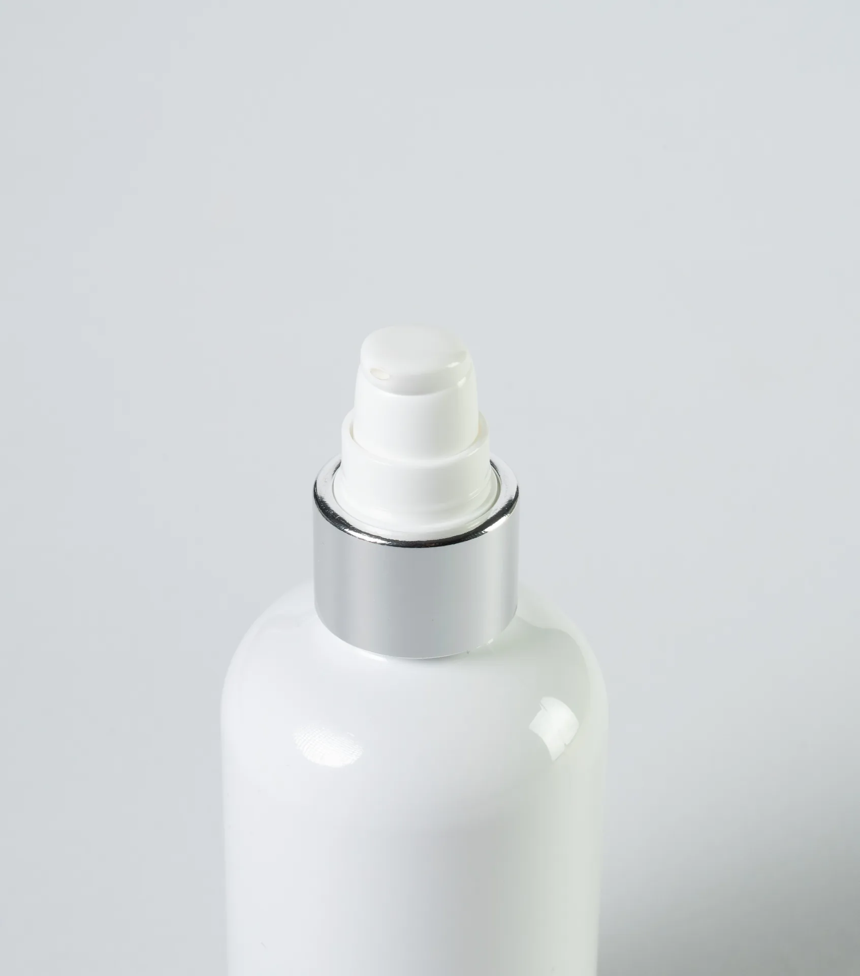 Chiusura spray montata su un flacone bianco