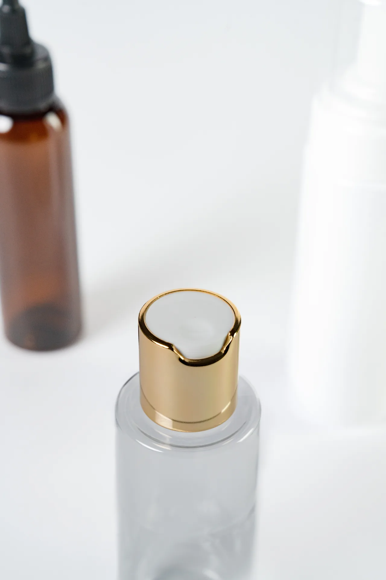 Flaconi airless in plastica ambrata e bianca