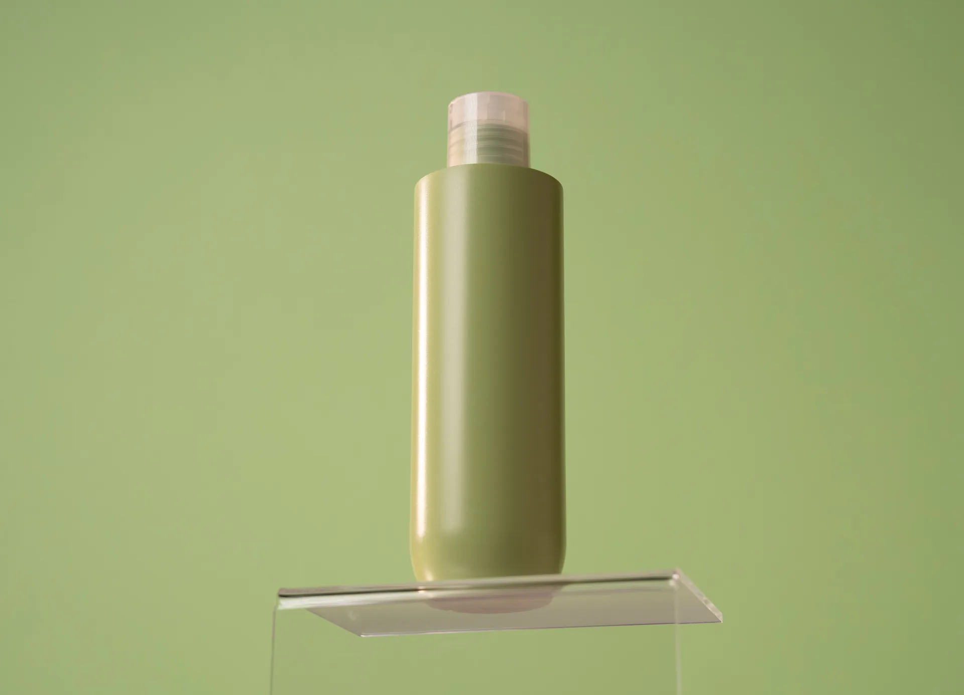 Flacone in plastica riciclata verde oliva su fondo verde